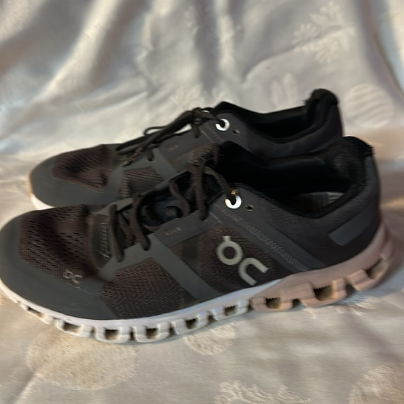 Women’s on cloud running shoes size 6. - Picture 2 of 4